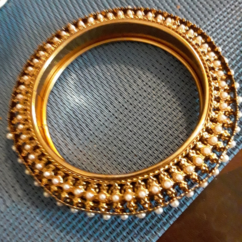 Temple Pearl's Bangle - Picture 2 of 3